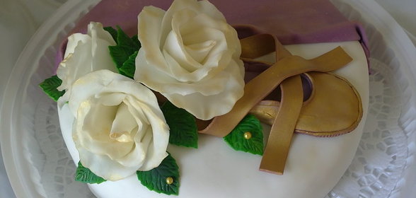 Торт из жаренного белого шоколада с вишней