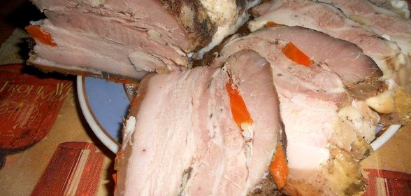 Грудинка в фольге с морковью и чесноком