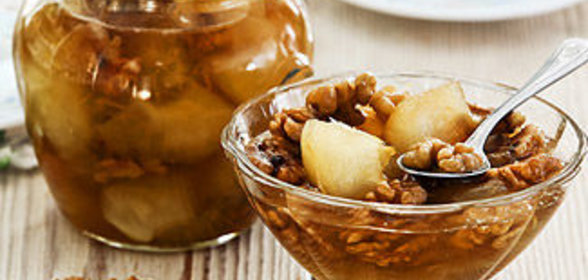 Варенье из яблок с грецкими орехами в мультиварке