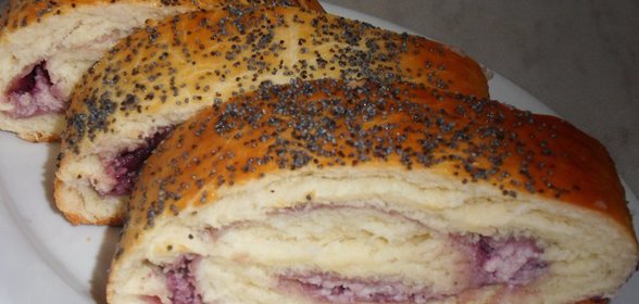 Рулет с черничным джемом и с творогом
