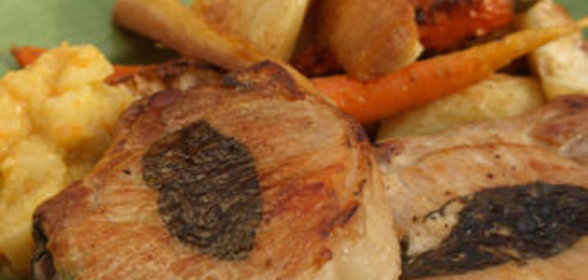 Свиные отбивные с запеченными овощами и яблочным соусом