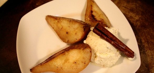 Жареные груши с карамельным соусом