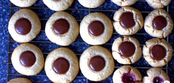 Печенье с шоколадом и лесными орехами