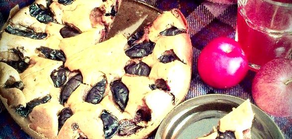 Коричный пирог со сливами