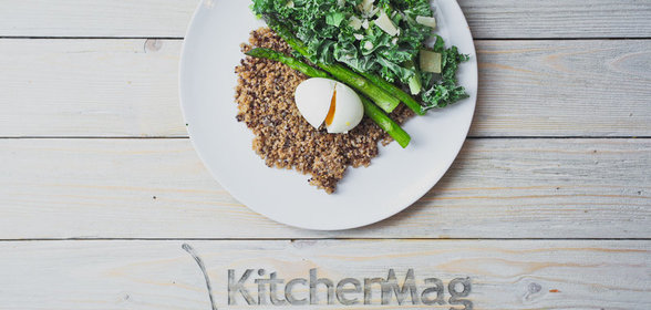 Полезный завтрак: киноа с яйцом, спаржей и капустой