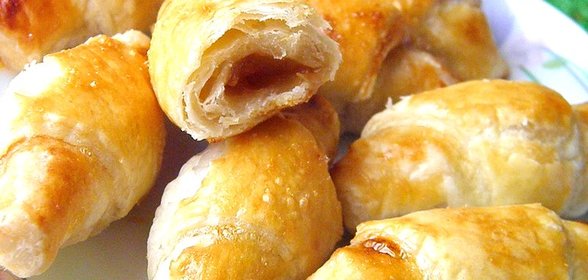 Рогалики из слоеного теста