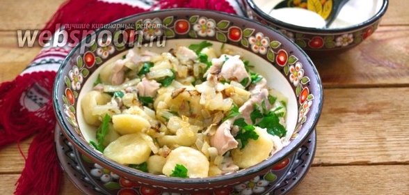 Украинские галушки с курицей и соусом