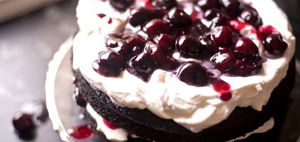 Шоколадный бисквит с вишней