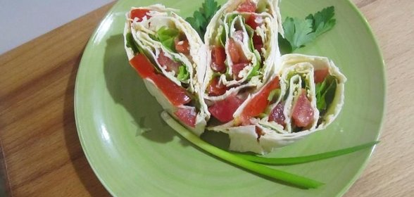 Рулет из лаваша с помидорами и сыром