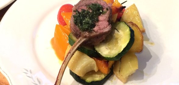 Бараньи котлеты с тушеными овощами и мятным соусом