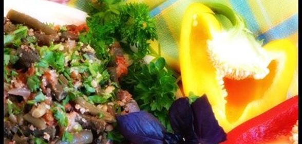 Зелёное лобио с помидорами и орехами