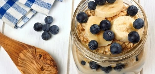 Овсянка с бананом и голубикой