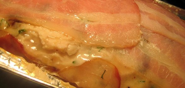 Террин из кролика с марсалой и черносливом в беконе