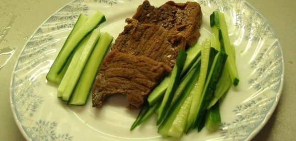 Отбивные из говядины с огуречной соломкой