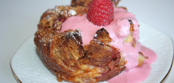 Горячий пудинг из круассанов