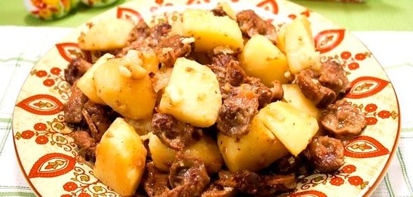Куриные желудки, тушенные с картошкой
