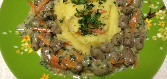 Тушеные куриные сердечки