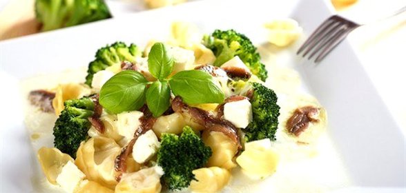 Соте из анчоусов с брокколи