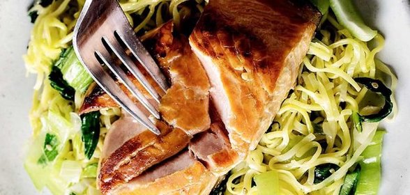 Лосось в соусе терияки с лапшой соба