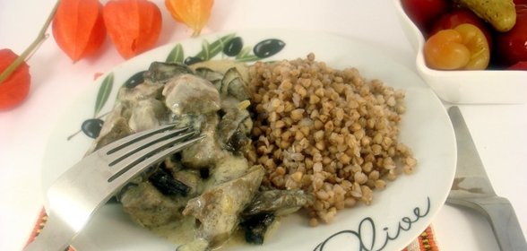 Сметанный соус с индюшиными сердцами и грибами