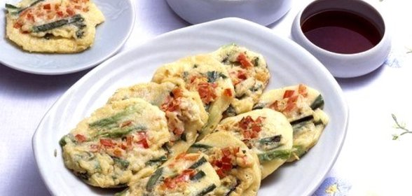 Нарядные рыбные котлеты по‑тайски с кусочками красного перца и фасоли