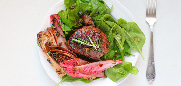 Нежный стейк с легким гарниром: ужин за 30 минут