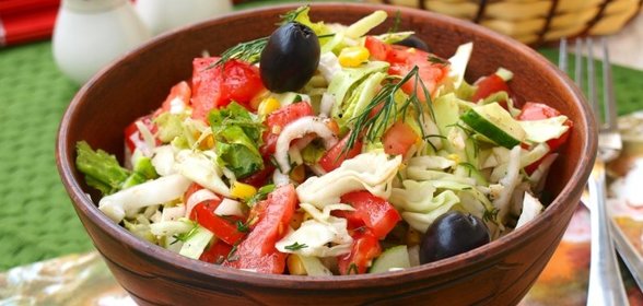 Овощной салат с консервированной кукурузой и маслинами