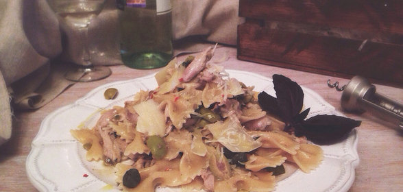 Farfalle в винном соусе с кроликом, оливками и каперсами