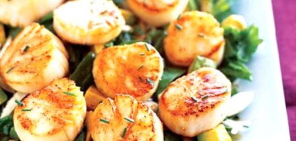 Морские гребешки с фенхелем и авокадо