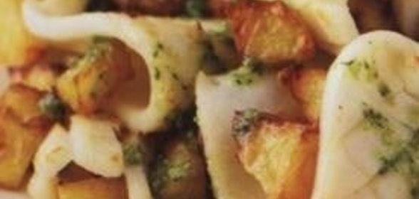 Кальмары с картошкой и соусом песто с кинзой