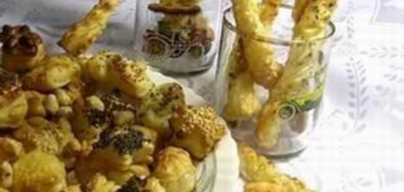 Изделия из слоеного теста с маком, кунжутом, орехами и сыром