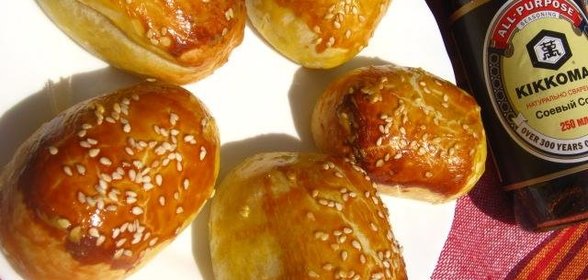 Пирожки из слоеного теста с колбасой и сыром