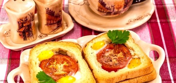 Горячие бутерброды с окороком, помидорами и яйцами