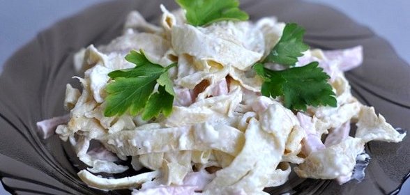 Салат с блинами из крахмала