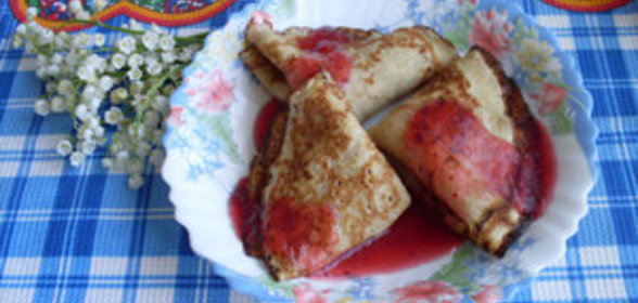 Блинчики с яблоками и клюквенным соусом