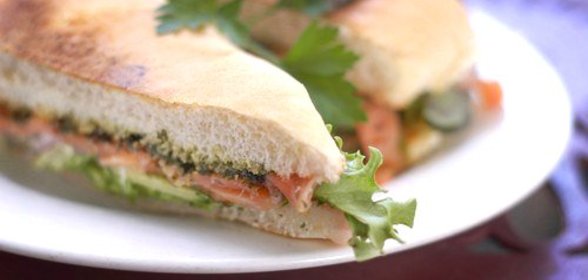 Быстрые сэндвичи с лососем, овощами и рикоттой