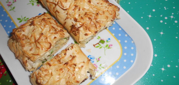 Рулет с рисом Акватика Микс, яйцом и зеленым луком под сырной корочкой