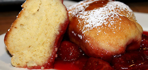 Бухтельн (Buchteln) на клубничнй пeрине