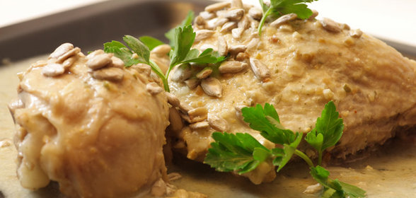 Курица в сливочном соусе с семечками