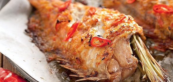 Морской окунь на гриле с лемонграссом и чили