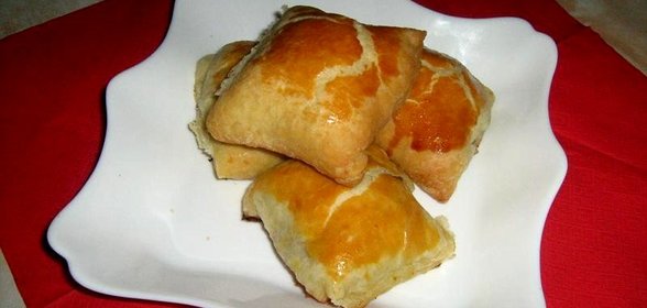 Слоеные пирожки с мясом