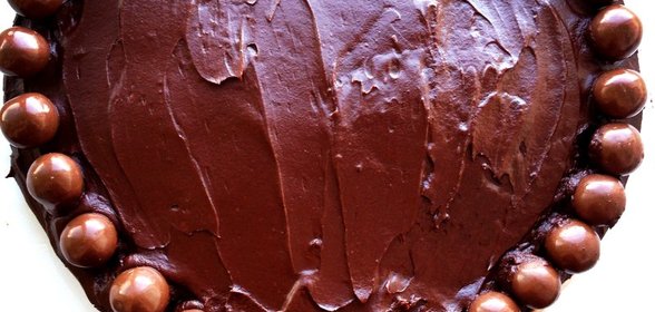 Шоколадный торт с глазурью и конфетами