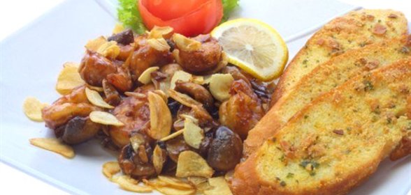 Грибы в шипящем сливочном масле с чесноком