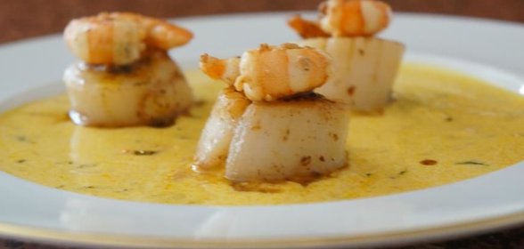 Морской гребешок с креветками в соусе из масла пальмы Денде