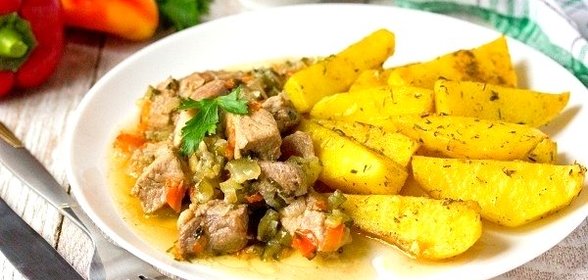 Свинина в огуречном рассоле с солёными огурцами и сладким перцем