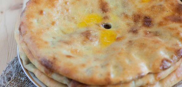 Пирог с черной фасолью и жареным луком