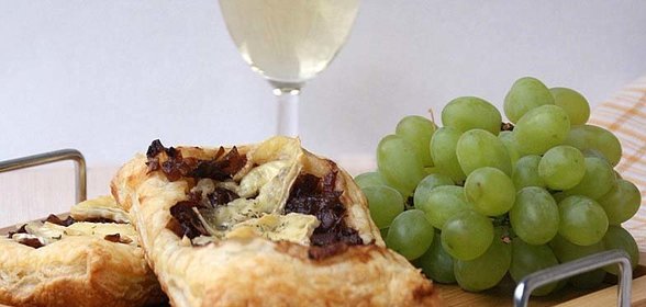 порционные тарты с карамельным луком и камамбером