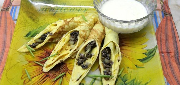 Блинчики грибные под соусом