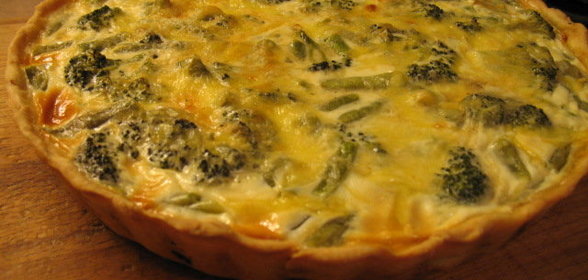 Киш с куриными потрошками, зеленой фасолью и брокколи