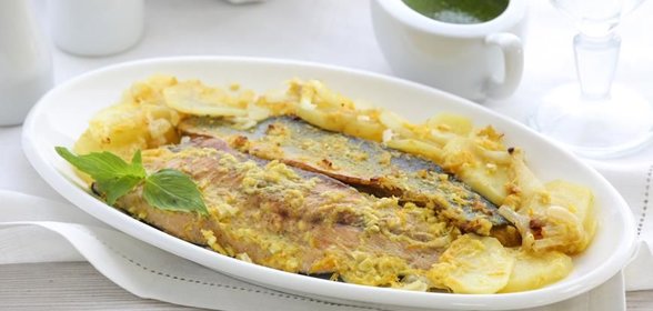 Голец с картофелем и соусом песто